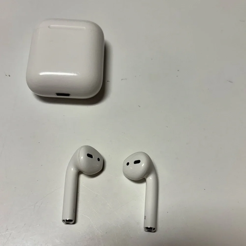 Apple 2nd Gen Wireless Earbuds & Charging Case good condition